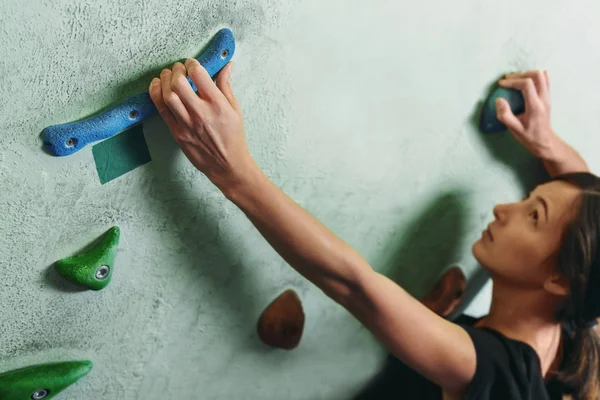 Chica subiendo en la pared de roca —  Fotos de Stock