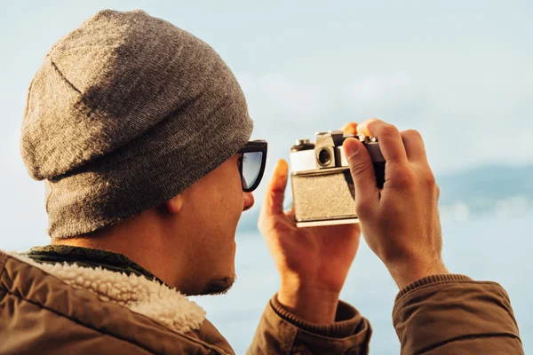El hombre toma fotografías con cámara fotográfica —  Fotos de Stock
