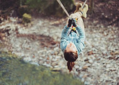 Kadın geçiş nehir Tirol çapraz ile