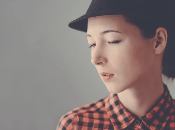 Bella ragazza in cappello — Foto Stock