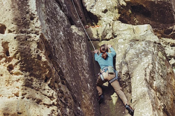 Genç kadın kaya tırmanışı — Stok fotoğraf