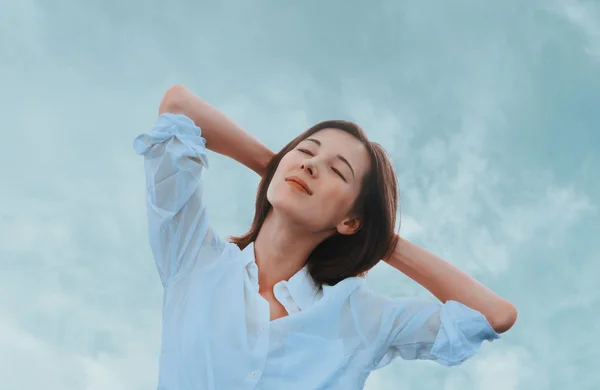 Junge Frau genießt einen schönen Tag — Stockfoto