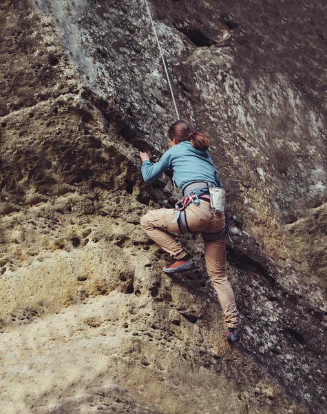 Mujer subiendo a la roca —  Fotos de Stock