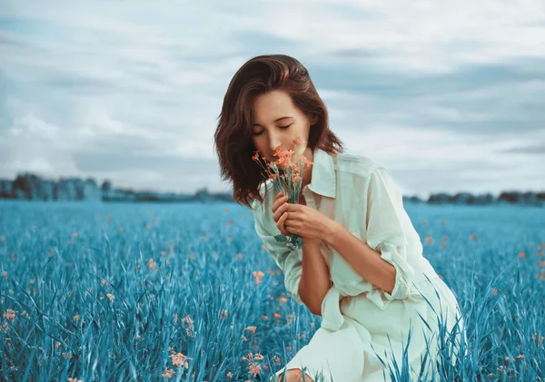 Mulher pegando flores no prado — Fotografia de Stock