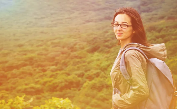 Caminhante mulher de pé nas montanhas — Fotografia de Stock