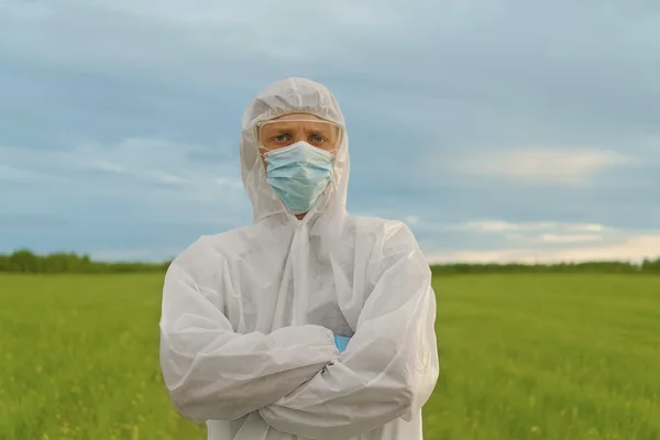 Landbouwingenieur wetenschapper in beschermende uniform — Stockfoto