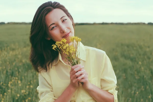 Mujer con ramo de flores amarillas —  Fotos de Stock