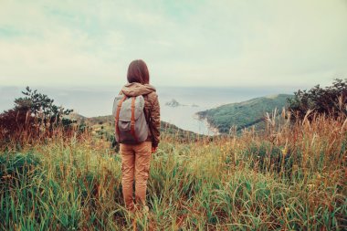 Sırt çantasında Dağları kadınla uzun yürüyüşe çıkan kimse