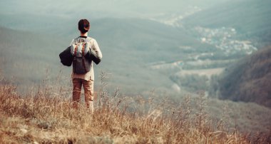 Gezgin kadın dağlarda