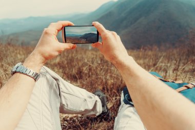 Adam dağ fotoğraf çekmek
