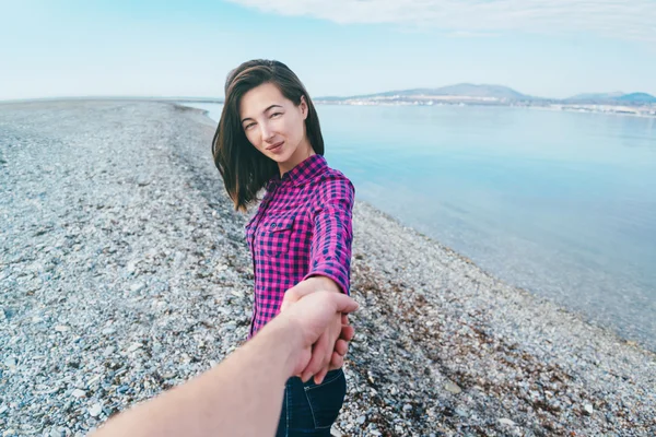 Vrouw met hand haar vriendje in de buurt van de zee — Stockfoto