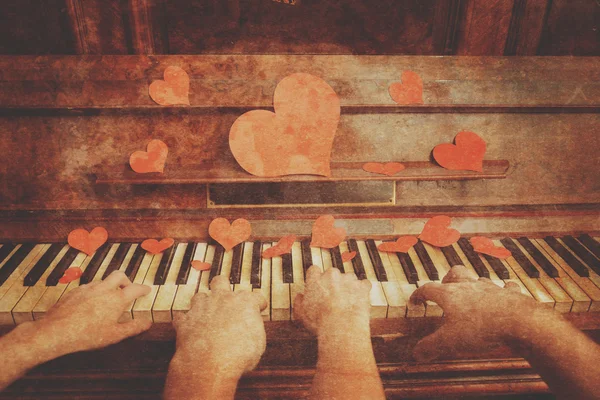 Coppia che suona al pianoforte — Foto Stock