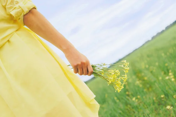 Donna con mazzo di fiori di campo — Foto Stock