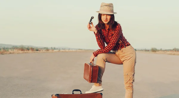 Frau mit Fernglas und Koffer — Stockfoto
