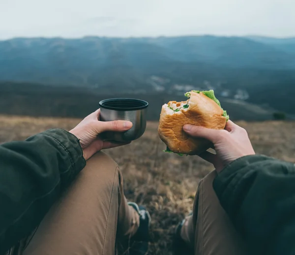 Mulher almoçar na natureza — Fotografia de Stock