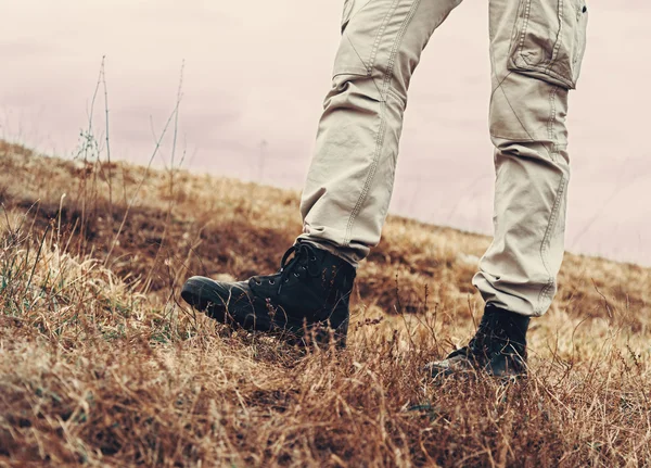 自然を歩く男 — ストック写真