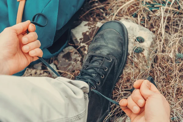 Hiker man knyta skosnören — Stockfoto