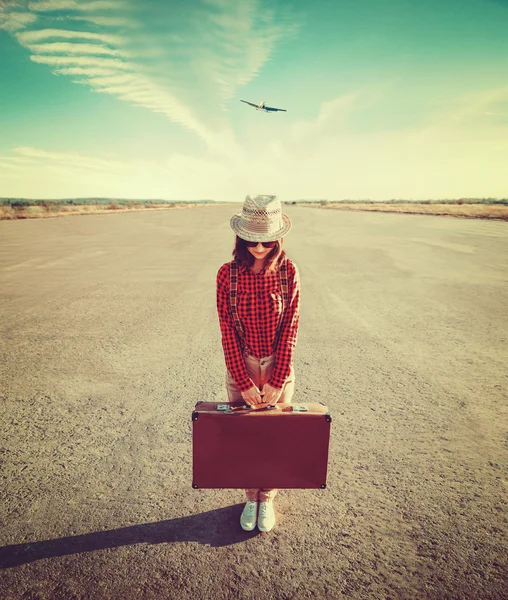 Mujer viajera con maleta — Foto de Stock