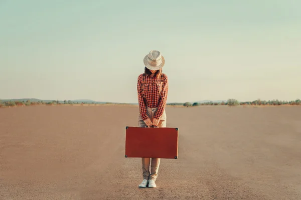 Podróżnik kobieta z walizką na drodze — Zdjęcie stockowe