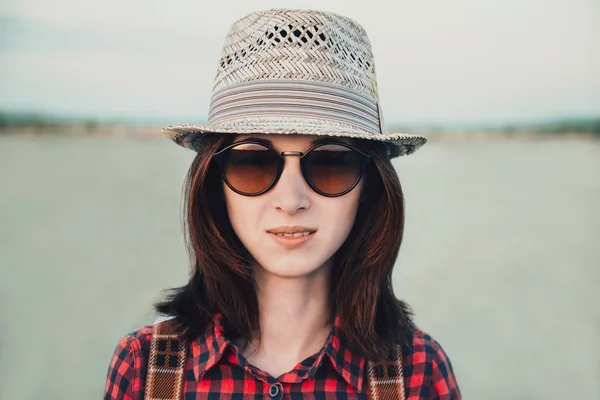 Улыбающаяся женщина в солнечных очках и шляпе — стоковое фото