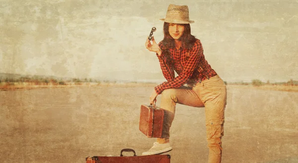 Traveler with binoculars and suitcase — Stock Photo, Image