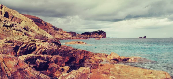 Bela paisagem marinha com costa de pedra — Fotografia de Stock