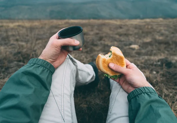 Человек обедает на природе — стоковое фото