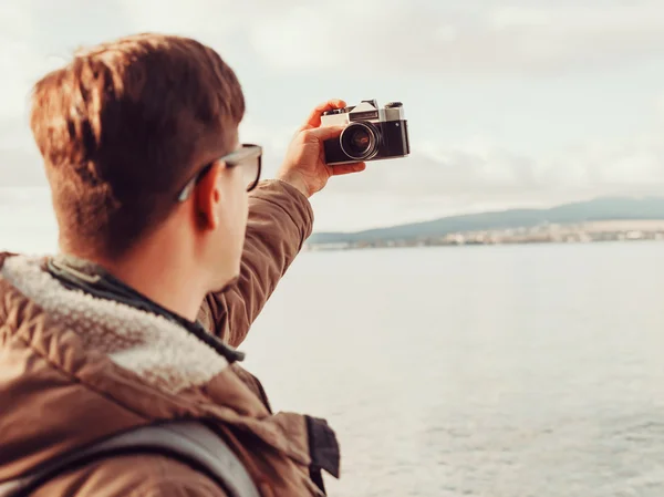 Jovem feliz tomando selfie — Fotografia de Stock