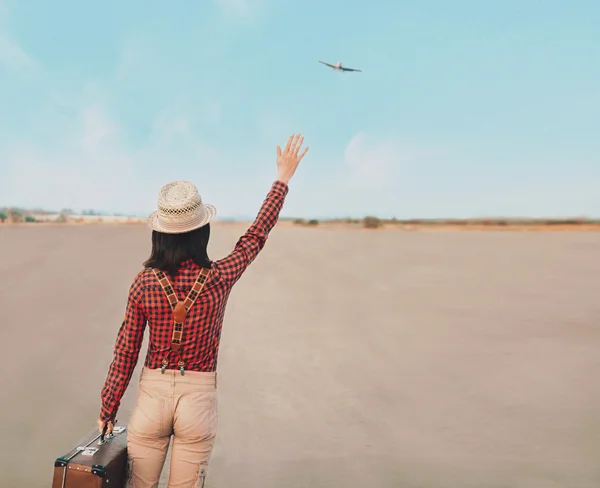 Traveler woman with suitcase — Stock Photo, Image