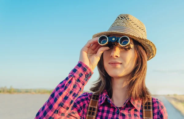 Traveler woman with binoculars — Stock Photo, Image