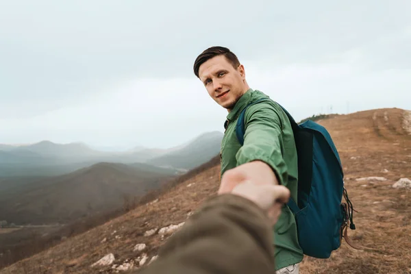 Hiker man holding female hand — Stock Photo, Image