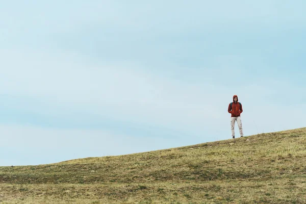 Homme randonneur debout sur la colline — Photo