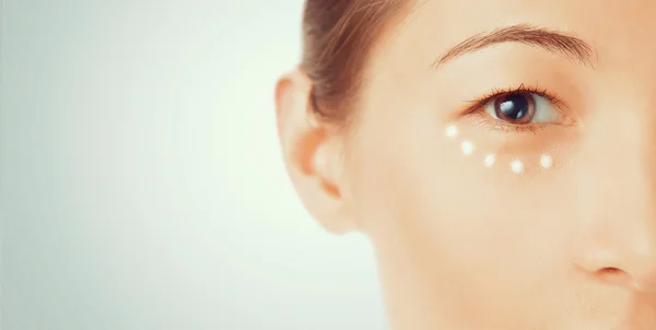 göz kremi olan kadın