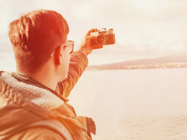 Traveler ung man gör selfie — Stockfoto