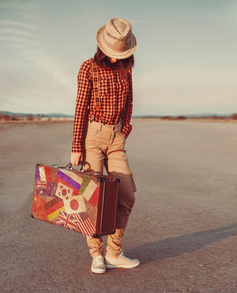 De jonge vrouw reiziger met koffer — Stockfoto