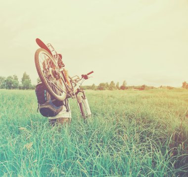 Sırt çantası ve bisiklet bisikletçi adam