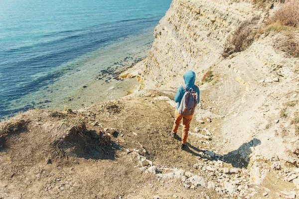 Viaggiatore ragazza con zaino sulla costa — Foto Stock