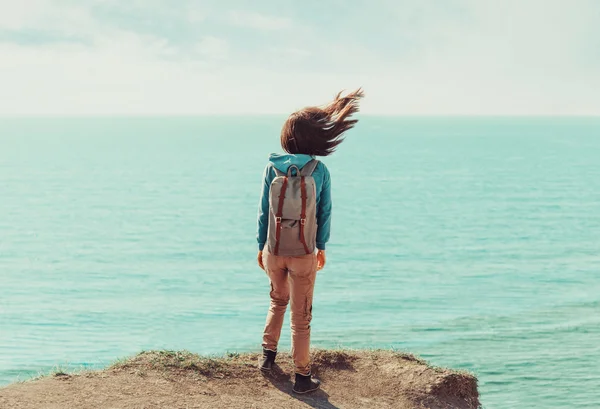 Mujer viajera en la costa — Foto de Stock