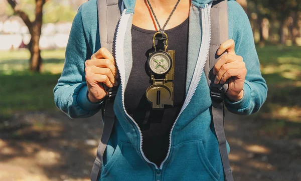 Reiseleiterin mit Rucksack und Kompass — Stockfoto