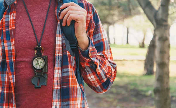 Reisender junger Mann mit Kompass — Stockfoto