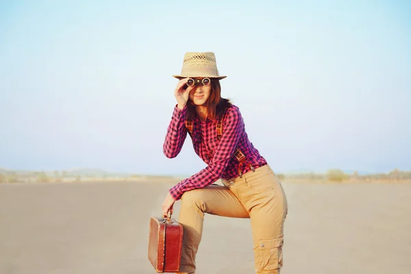 Traveler girl with suitcase and binoculars — Stock Photo, Image