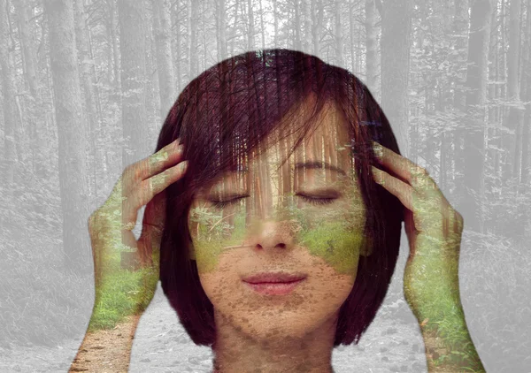 Dívka se stromy v lese — Stock fotografie