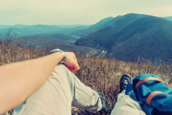 Hombre viajero descansando en las montañas — Foto de Stock