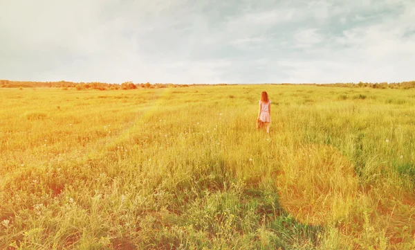 Fille marche sur la prairie d'été — Photo