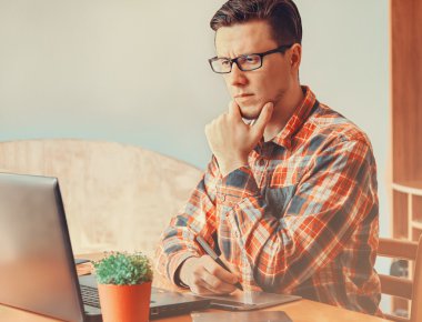 Genç adam grafik tablet ile çalışma