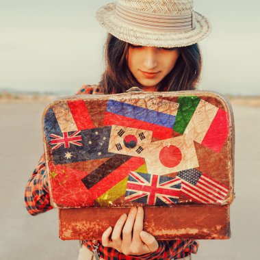 Bavul içinde bir şey arıyor turist kız