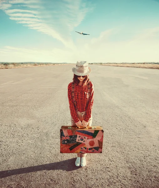 ヴィンテージ スーツケースを保持する女性旅行者 — ストック写真