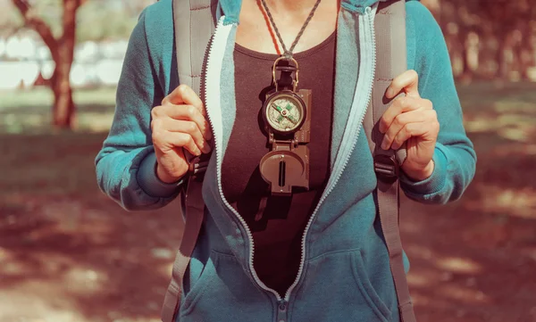 Девушка-путешественница с компасом — стоковое фото