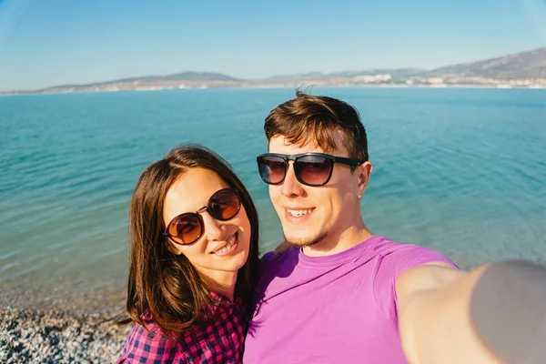 Glückliches Paar beim Selbstporträt am Strand — Stockfoto