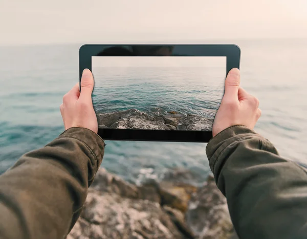 Mujer fotografías costa en la tableta PC — Foto de Stock